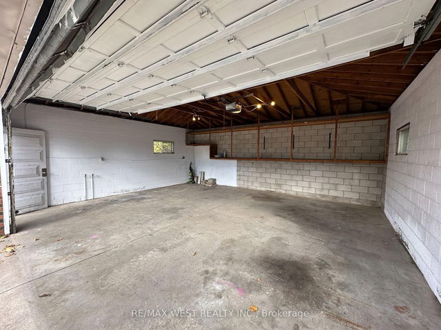Garage - 999 Caledonia Road