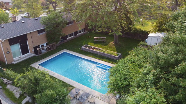 423 Scarsdale Crescent