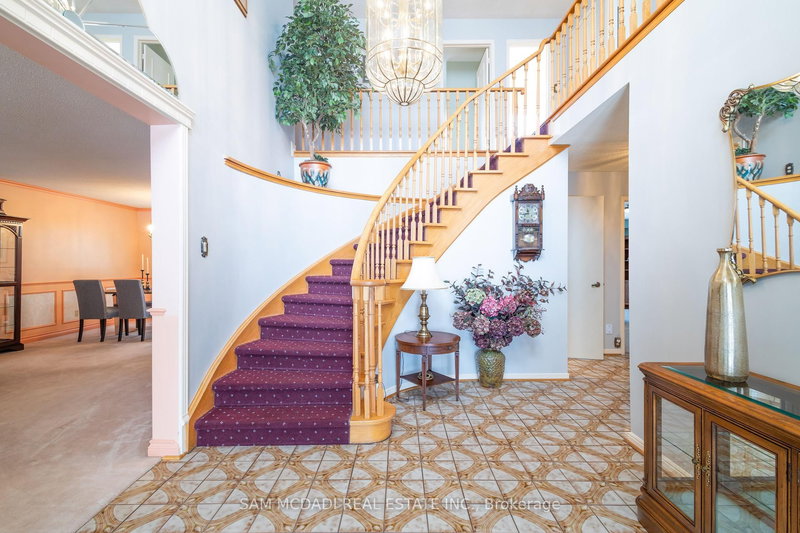 2529 Claymore Cres, Mississauga, L5C 3A2 | Image 2