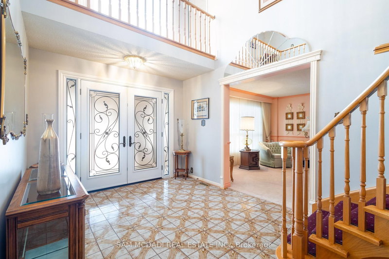 2529 Claymore Cres, Mississauga, L5C 3A2 | Image 3