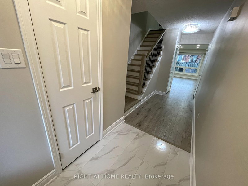 27 - 3025 Cedarglen Gate, Mississauga, L5C 2V7 | Image 2