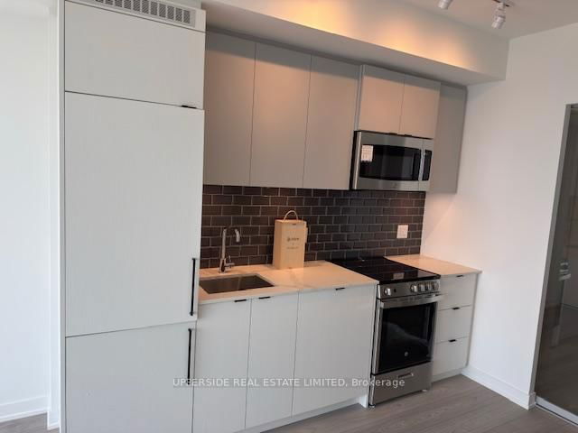 1016 - 285 Dufferin Street