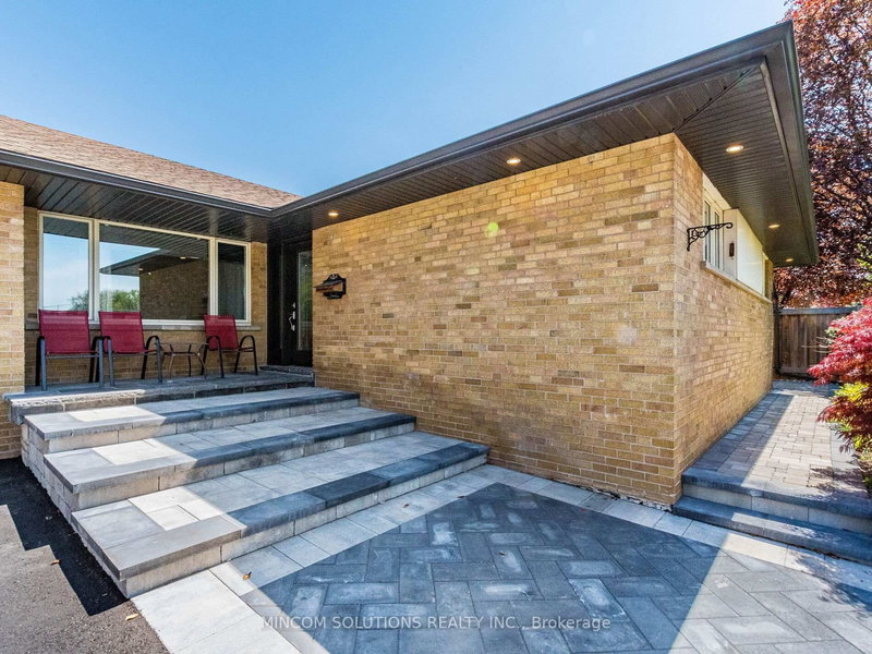 37 Suburban Dr, Mississauga, L5N 1G8 | Image 3