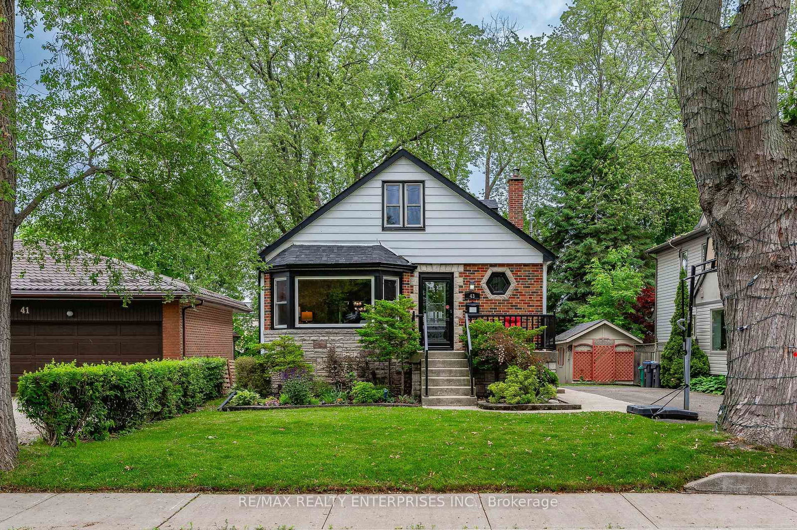 Detached House for sale at 43 Pine Avenue, Mississauga, Ontario, L5H 2P5 - Port Credit - MLS: W12243047