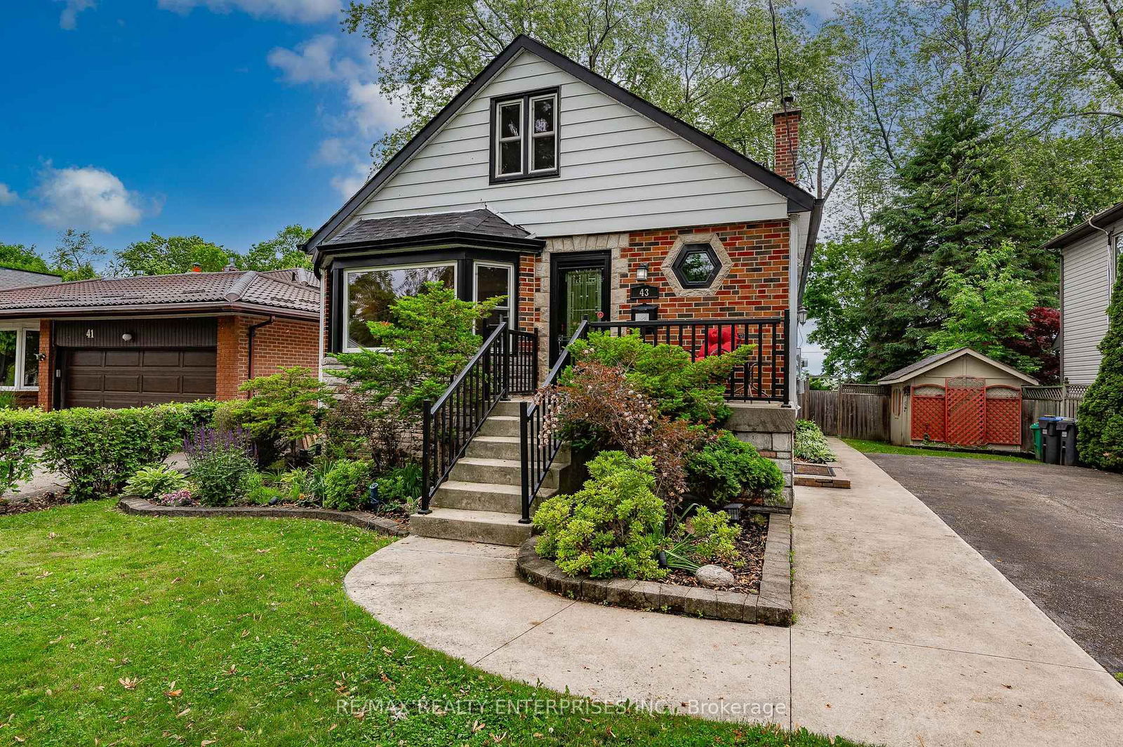 Detached House for sale at 43 Pine Avenue, Mississauga, Ontario, L5H 2P5 - Port Credit - MLS: W12243047