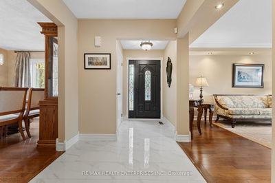 724 Ashprior Ave, Mississauga - Hurontario image-0-3