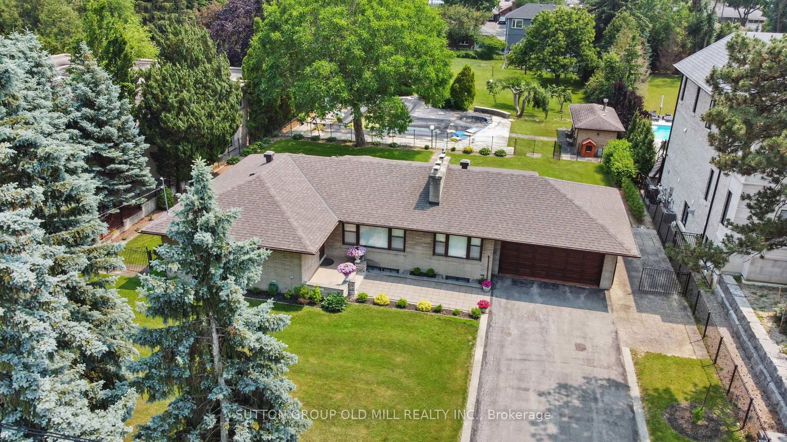 Detached House for sale at 9 Westmount Park Road, Toronto, Ontario, M9P 1R4 - Humber Heights - MLS: W12250956