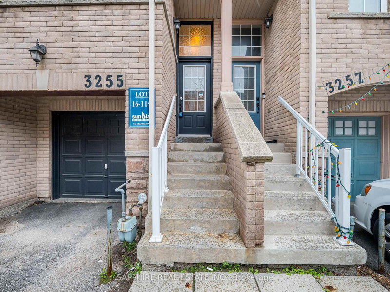 3255 Redpath Circ, Mississauga, L5N 8R3 | Image 2