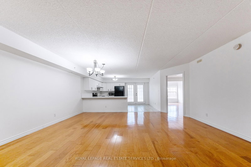 212 - 1460 Bishops Gate, Oakville, L6M 4N5 | Image 2