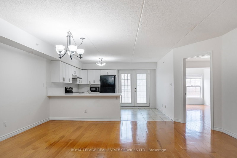 212 - 1460 Bishops Gate, Oakville, L6M 4N5 | Image 3