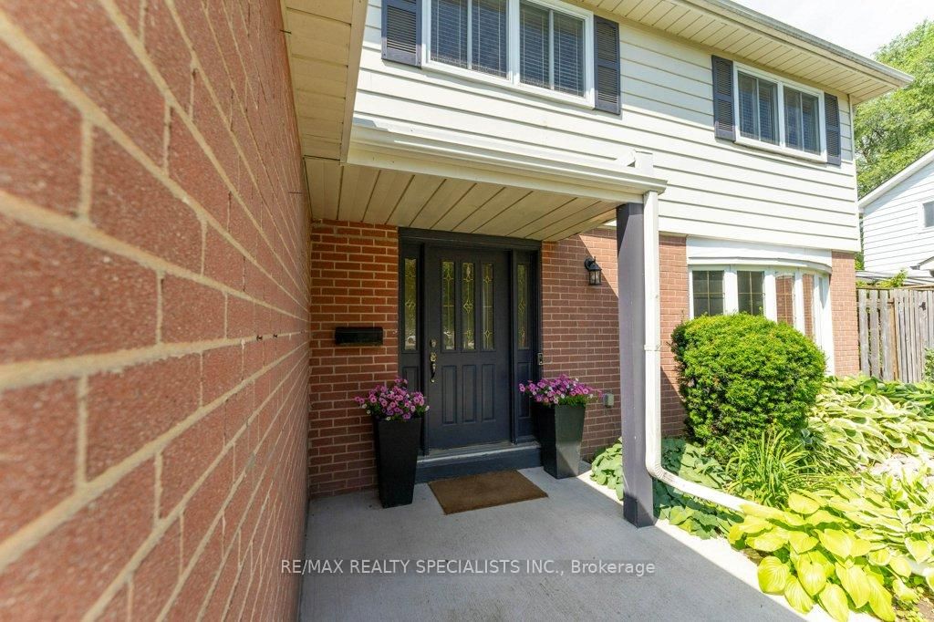 Detached House for sale at 68 Windermere Court, Brampton, Ontario, L6X 2L6 - Northwood Park - MLS: W12255604