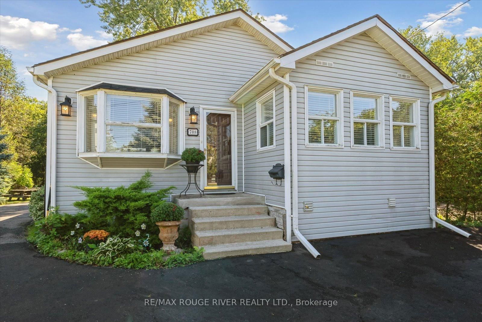 Detached House for sale at 708 Montbeck Crescent, Mississauga, Ontario, L5G 1P3 - Lakeview - MLS: W12258877