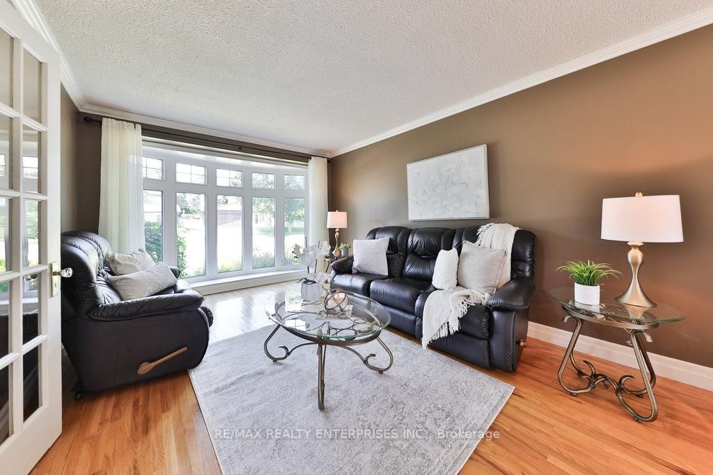 Detached House for sale at 111 Elgin Drive, Brampton, Ontario, L6Y 2E6 - Brampton South - MLS: W12261245