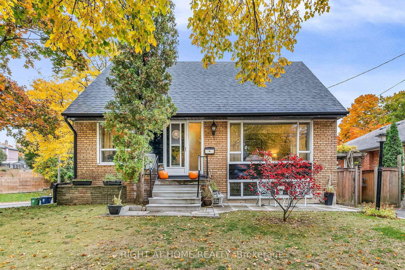 Detached House for sale at 1 Ridge Point Crescent, Toronto, Ontario, M6M 2Z7 - Brookhaven-Amesbury - MLS: W12263919