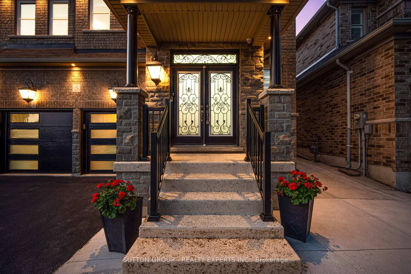 Upper - 5 Freedom Oaks Tr, Brampton, L6P 3L1 | Image 3