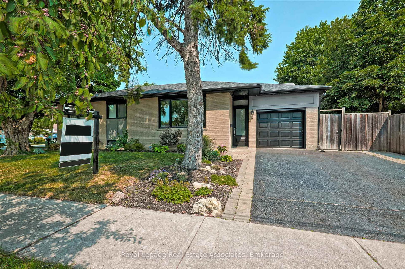 Detached House for sale at 4 Sabine Road, Toronto, Ontario, M9B 3A7 - Eringate-Centennial-West Deane - MLS: W12268351