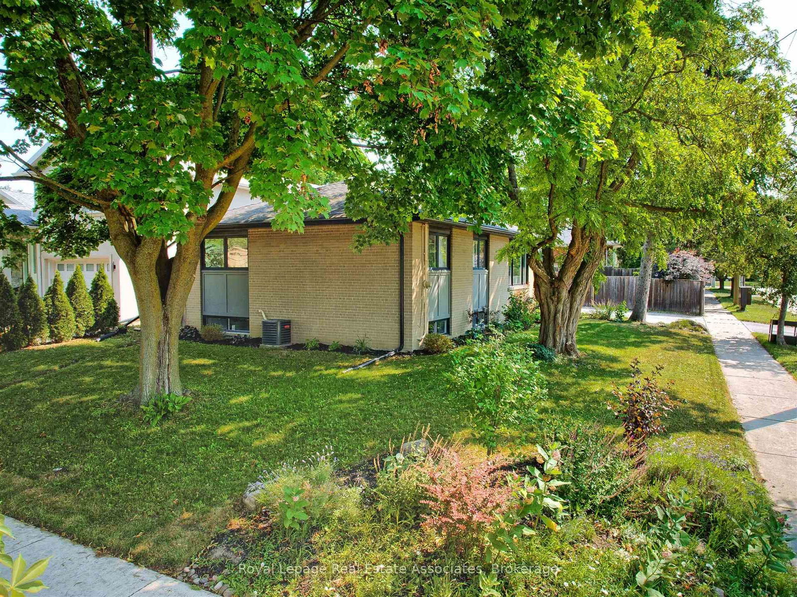 Detached House for sale at 4 Sabine Road, Toronto, Ontario, M9B 3A7 - Eringate-Centennial-West Deane - MLS: W12268351