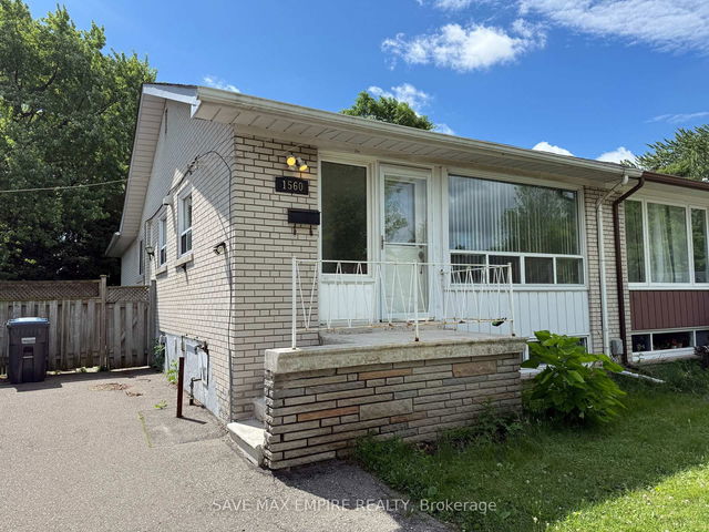 1560 Sandgate Crescent