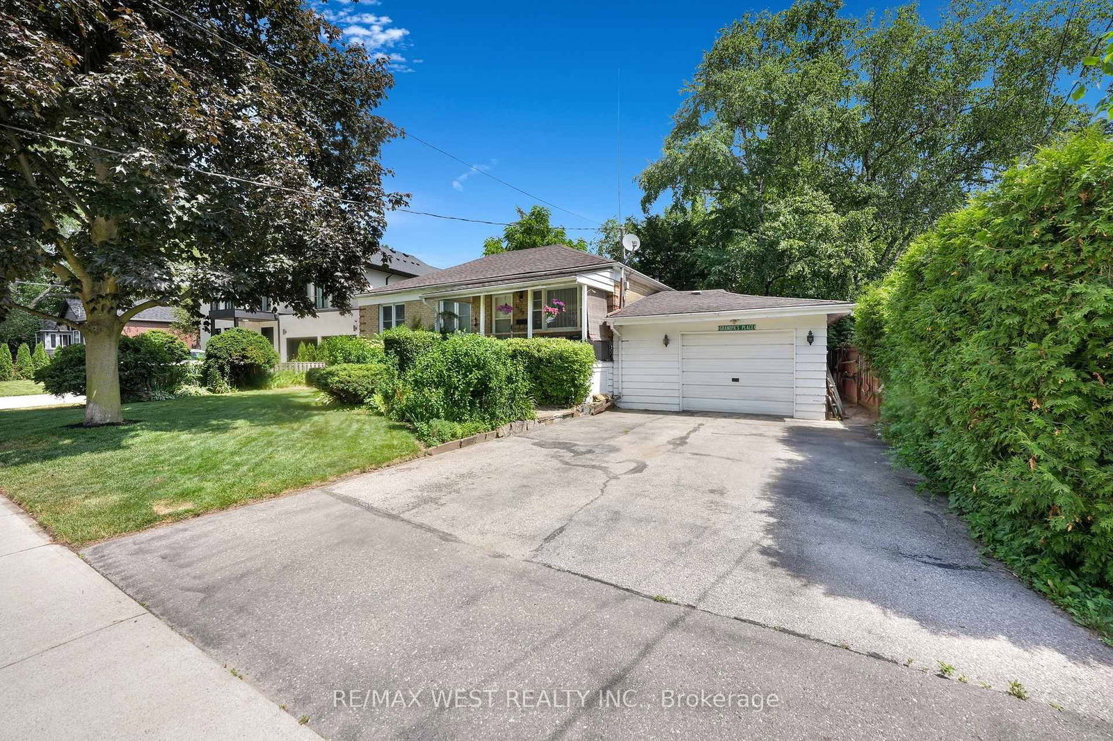 Detached House for sale at 1569 Kenmuir Avenue, Mississauga, Ontario, L5G 4B6 - Mineola - MLS: W12269134