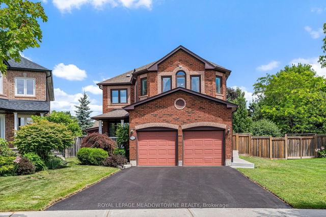 92 LAUCHLIN Crescent