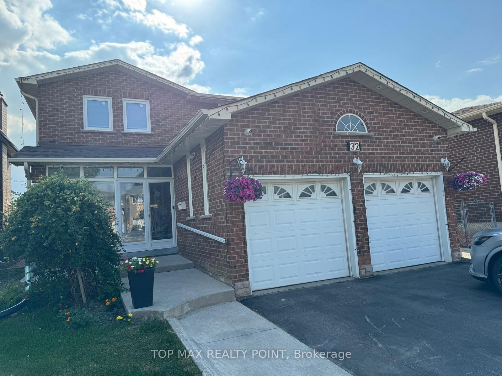 Detached House for sale at 32 Gihon Spring Drive, Toronto, Ontario, M9V 4X9 - Mount Olive-Silverstone-Jamestown - MLS: W12271620
