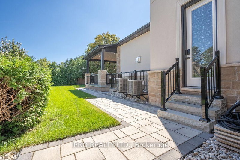 19 Maldaver Ave, Mississauga, L5M 1W4 | Image 3