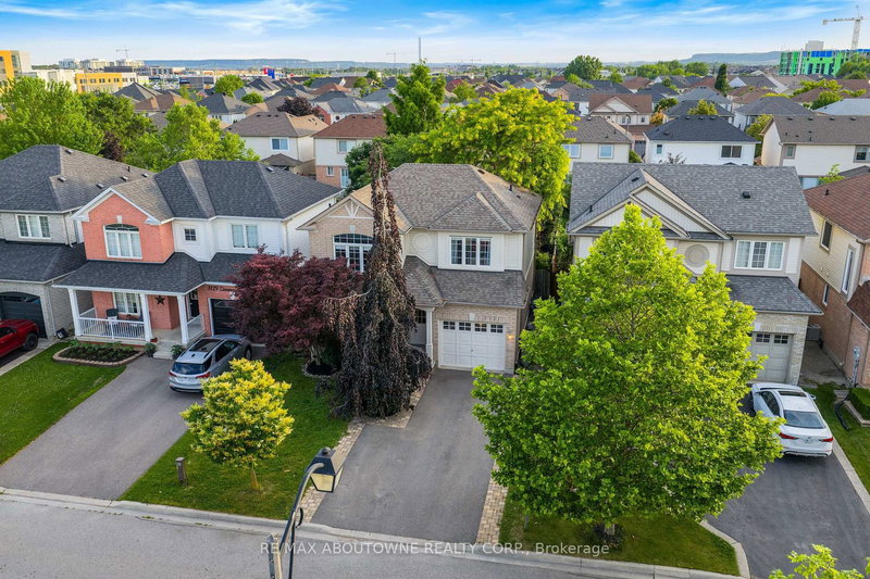 1131 Zimmerman Cres, Milton, L9T 5T2 | Image 2