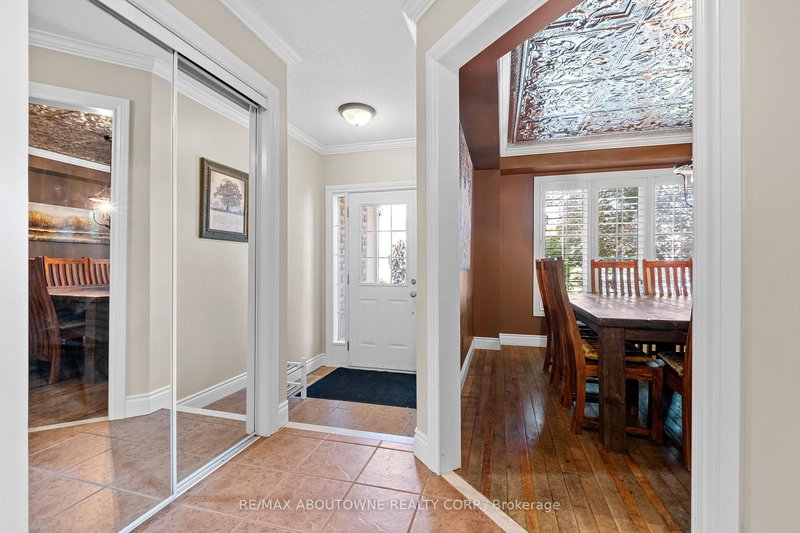 1131 Zimmerman Cres, Milton, L9T 5T2 | Image 3