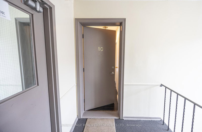 10 - 322 Lakeshore Rd W, Mississauga, L5H 1G8 | Image 3