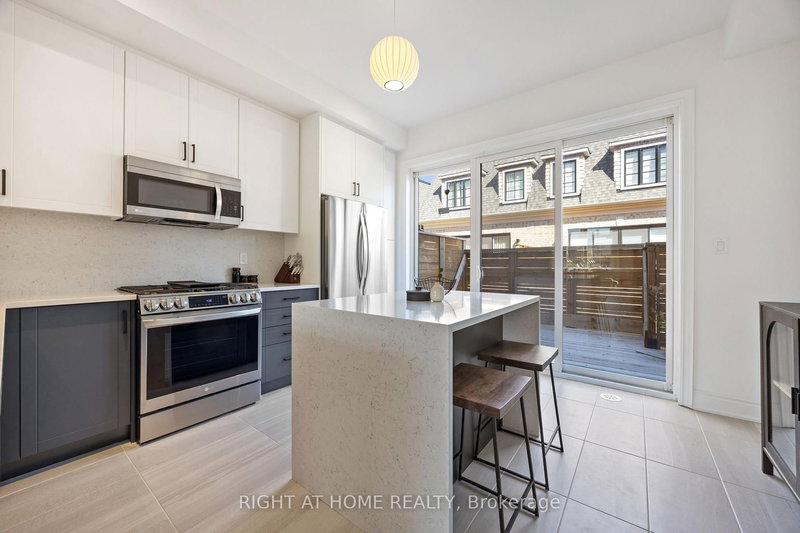 21 - 10 Lunar Cres, Mississauga, L5M 2P6 | Image 2