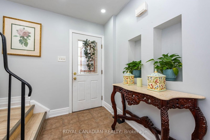 116 - 1538 Lancaster Dr, Oakville, L6H 2Z3 | Image 2