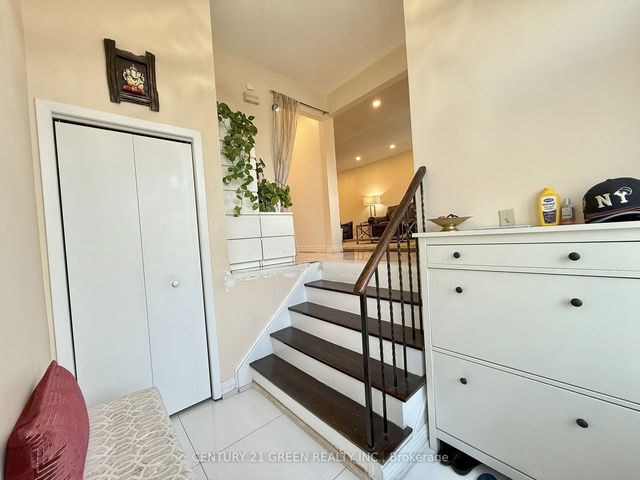 Upper - 963 Lovingston Crescent
