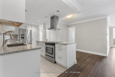 Unit 803 — 820 Burnhamthorpe Rd, Toronto - Markland Wood image-0-4