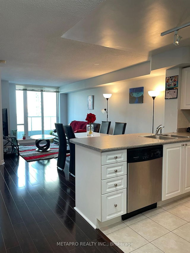 813 - 33 Elm Drive W