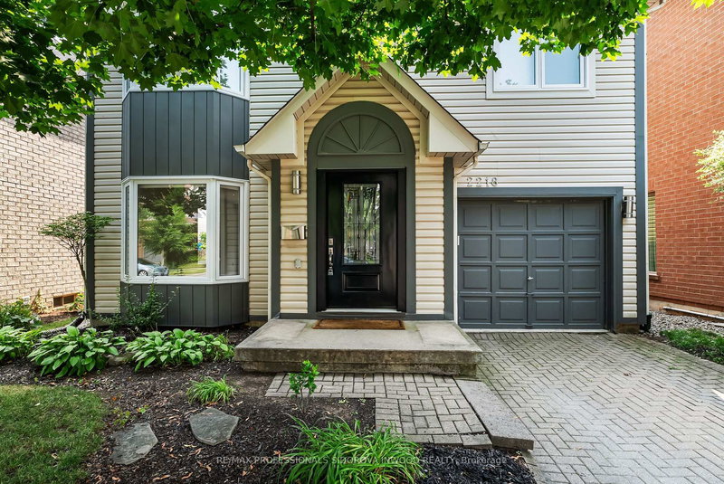 2218 Bluegrass Lane, Burlington, L7L 6L5 | Image 3