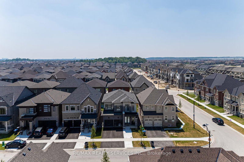 40 Icon St, Brampton, L6R 4E5 | Image 2