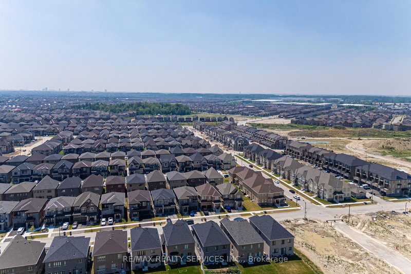 40 Icon St, Brampton, L6R 4E5 | Image 3