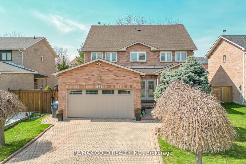 22 Strangway Crt, Brampton, L6Z 4L4 | Image 2