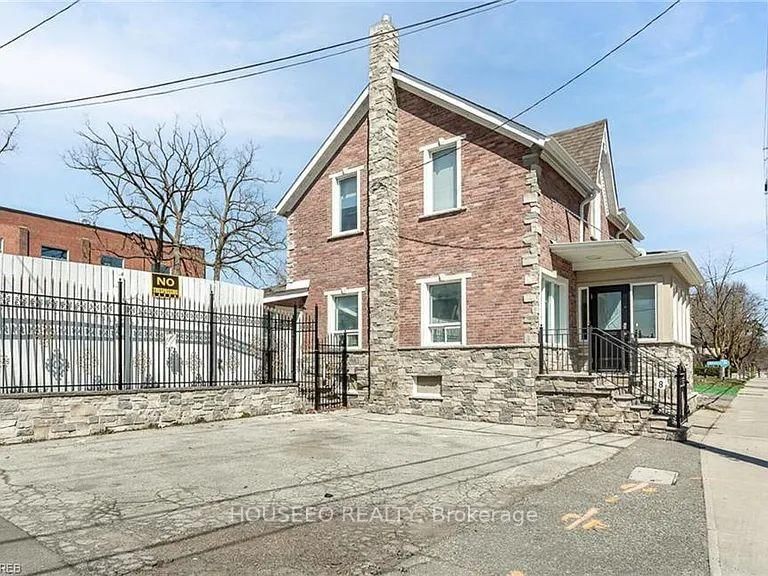 8 Church St E, Brampton, L6V 1E9 | Image 3