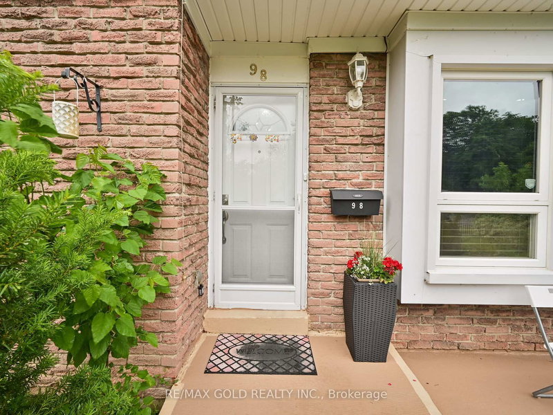 98 Centre St N, Brampton, L6V 2Z3 | Image 2