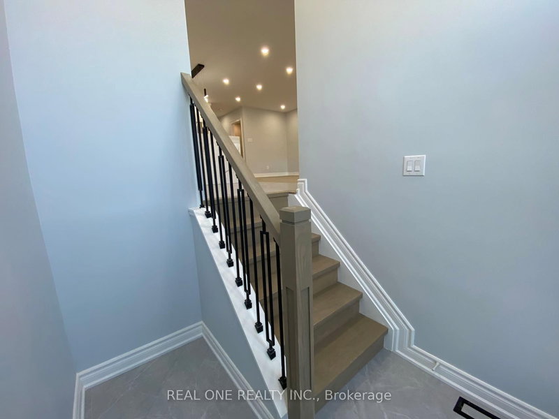 Single room with bathroom - 1186 Shadeland Dr, Mississauga, L5C 1P4 | Image 2