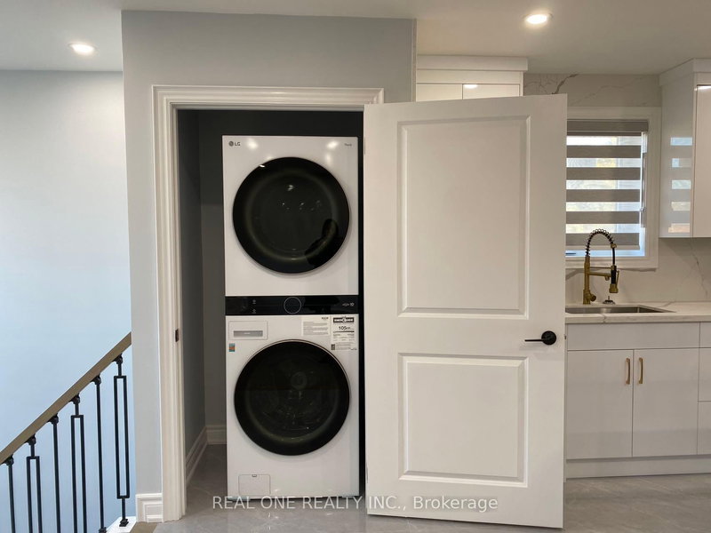 Single room with bathroom - 1186 Shadeland Dr, Mississauga, L5C 1P4 | Image 3