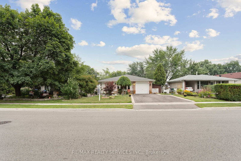 263 Bartley Bull Pkwy, Brampton, L6W 2L2 | Image 2