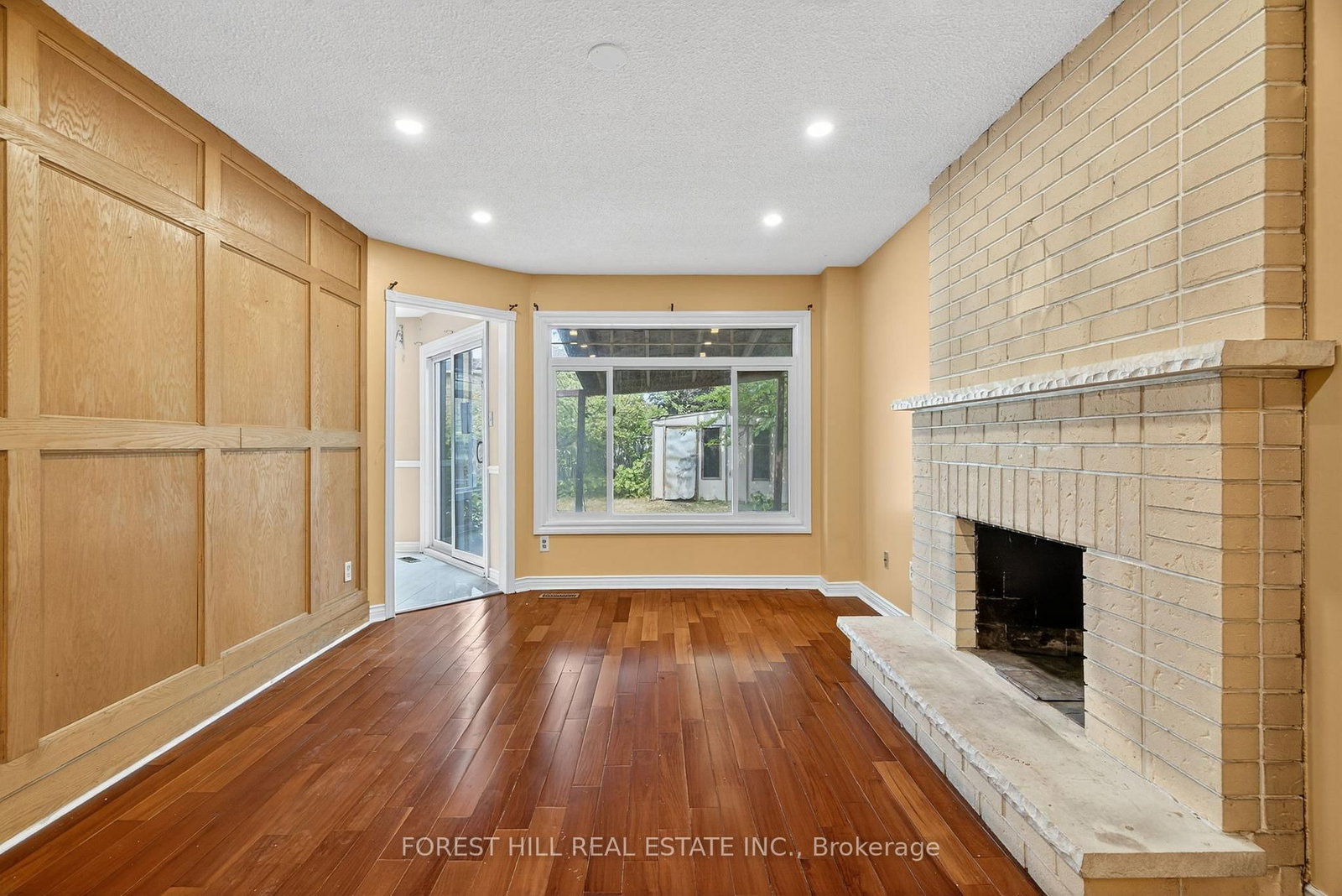 Detached House sold at 1345 Sir David Drive, Oakville, Ontario, L6J 6V5 - Clearview - MLS: W12325563