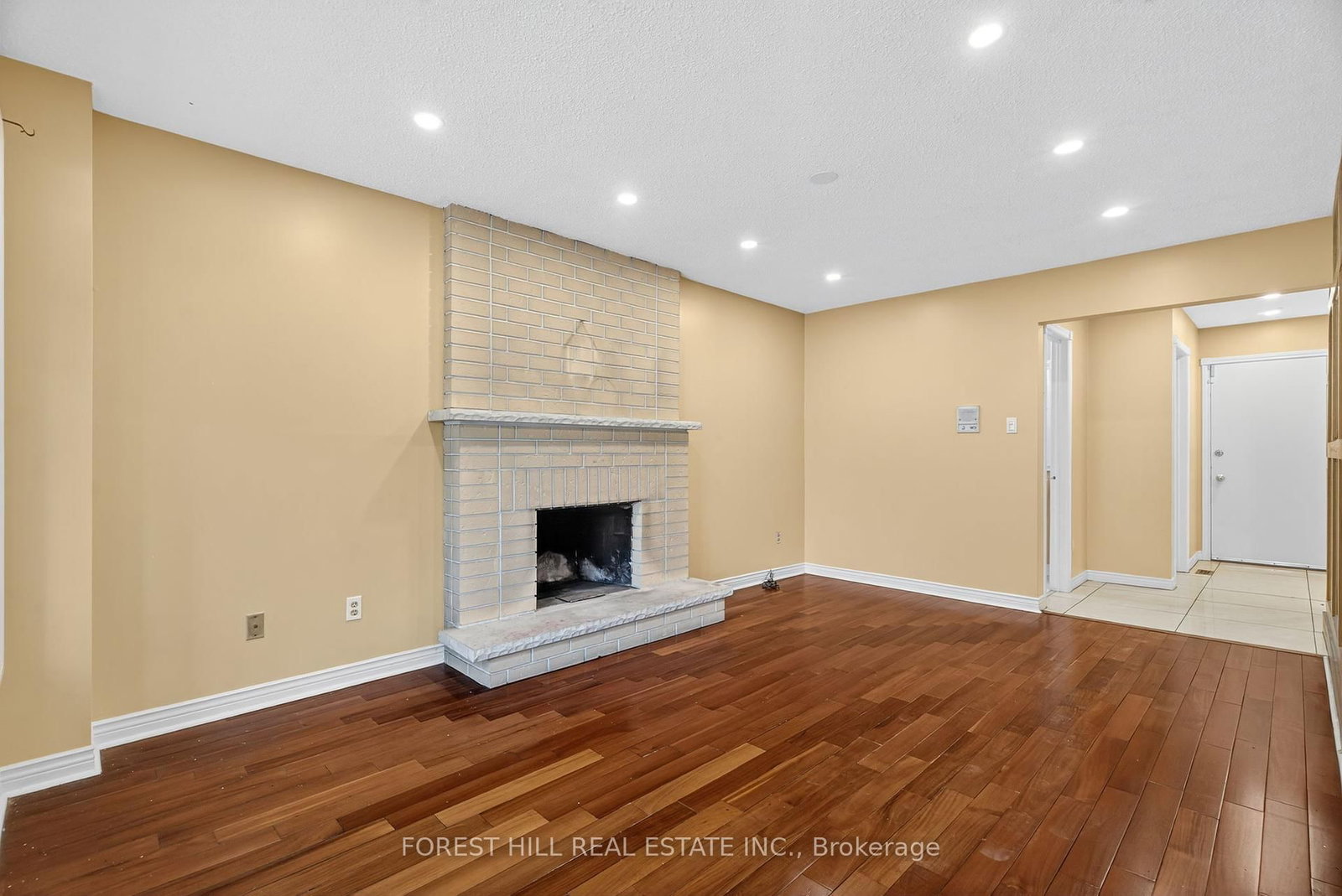 Detached House sold at 1345 Sir David Drive, Oakville, Ontario, L6J 6V5 - Clearview - MLS: W12325563