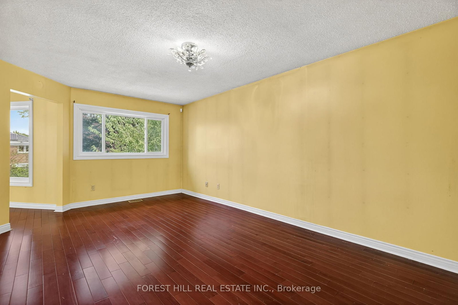 Detached House sold at 1345 Sir David Drive, Oakville, Ontario, L6J 6V5 - Clearview - MLS: W12325563