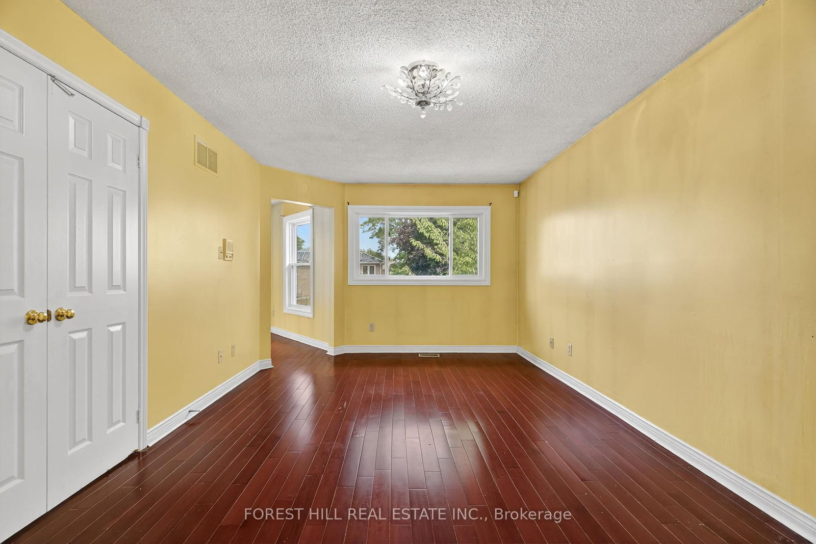 Detached House sold at 1345 Sir David Drive, Oakville, Ontario, L6J 6V5 - Clearview - MLS: W12325563