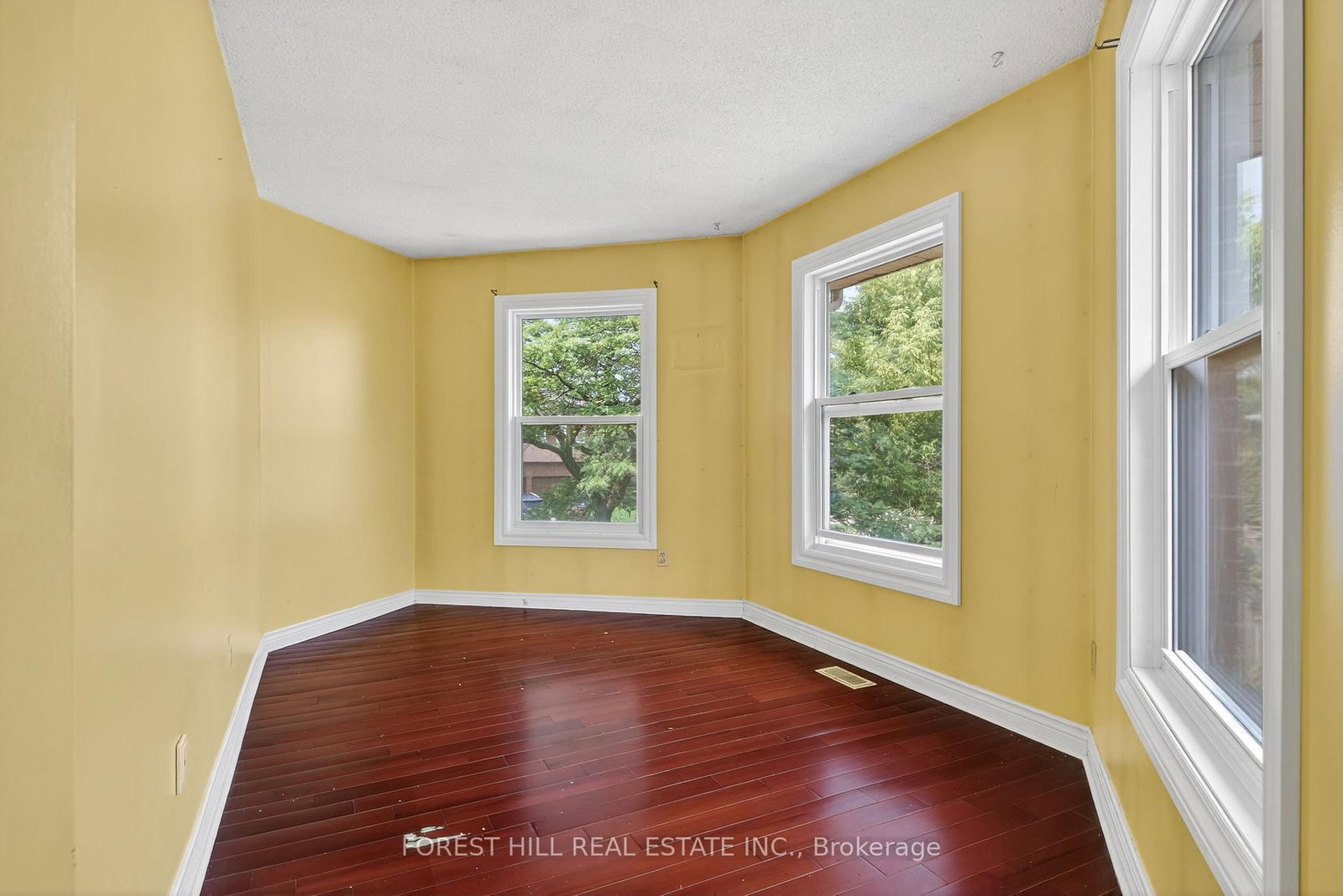 Detached House sold at 1345 Sir David Drive, Oakville, Ontario, L6J 6V5 - Clearview - MLS: W12325563