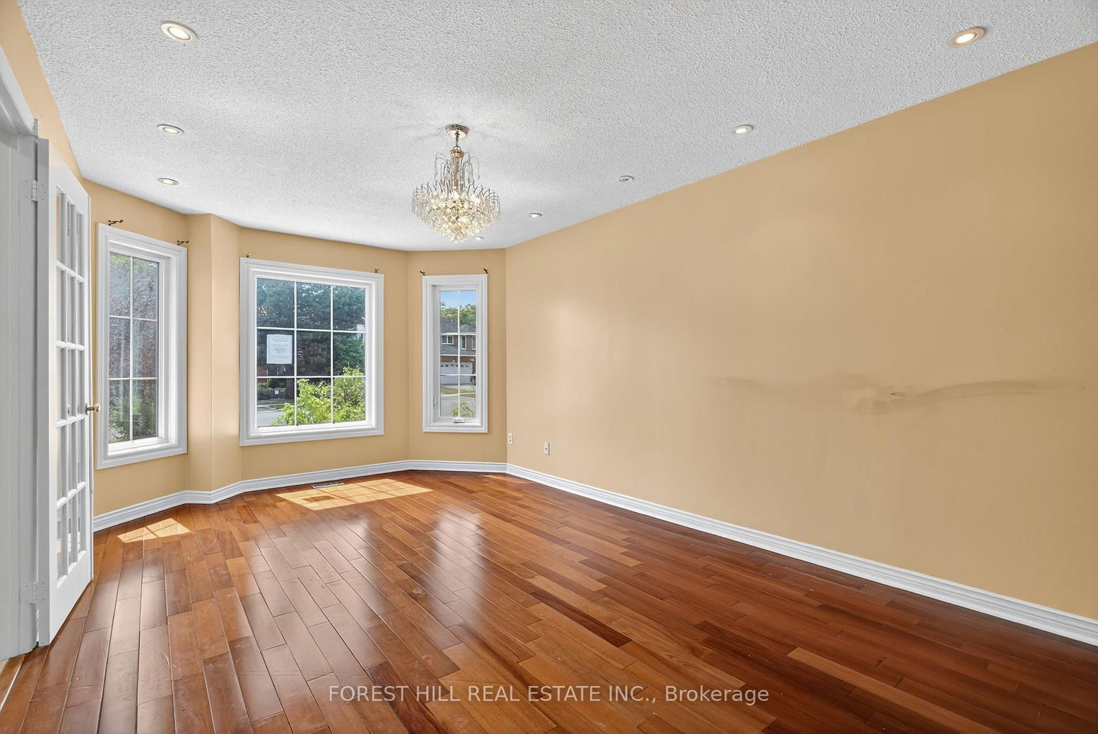 Detached House sold at 1345 Sir David Drive, Oakville, Ontario, L6J 6V5 - Clearview - MLS: W12325563