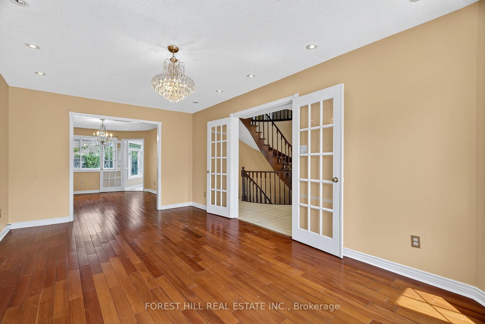 Detached House sold at 1345 Sir David Drive, Oakville, Ontario, L6J 6V5 - Clearview - MLS: W12325563